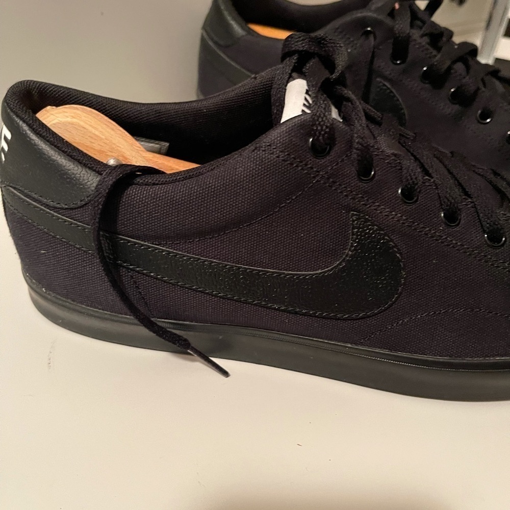 Nikes very nice and  simple sneaker with black logo in two sides - Picture 6 of 16